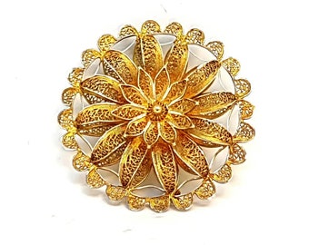 Round pin, gilt silver filigree brooch for lapel or hat, Floral motif, Circa 1960, Antique and vintage jewelry.