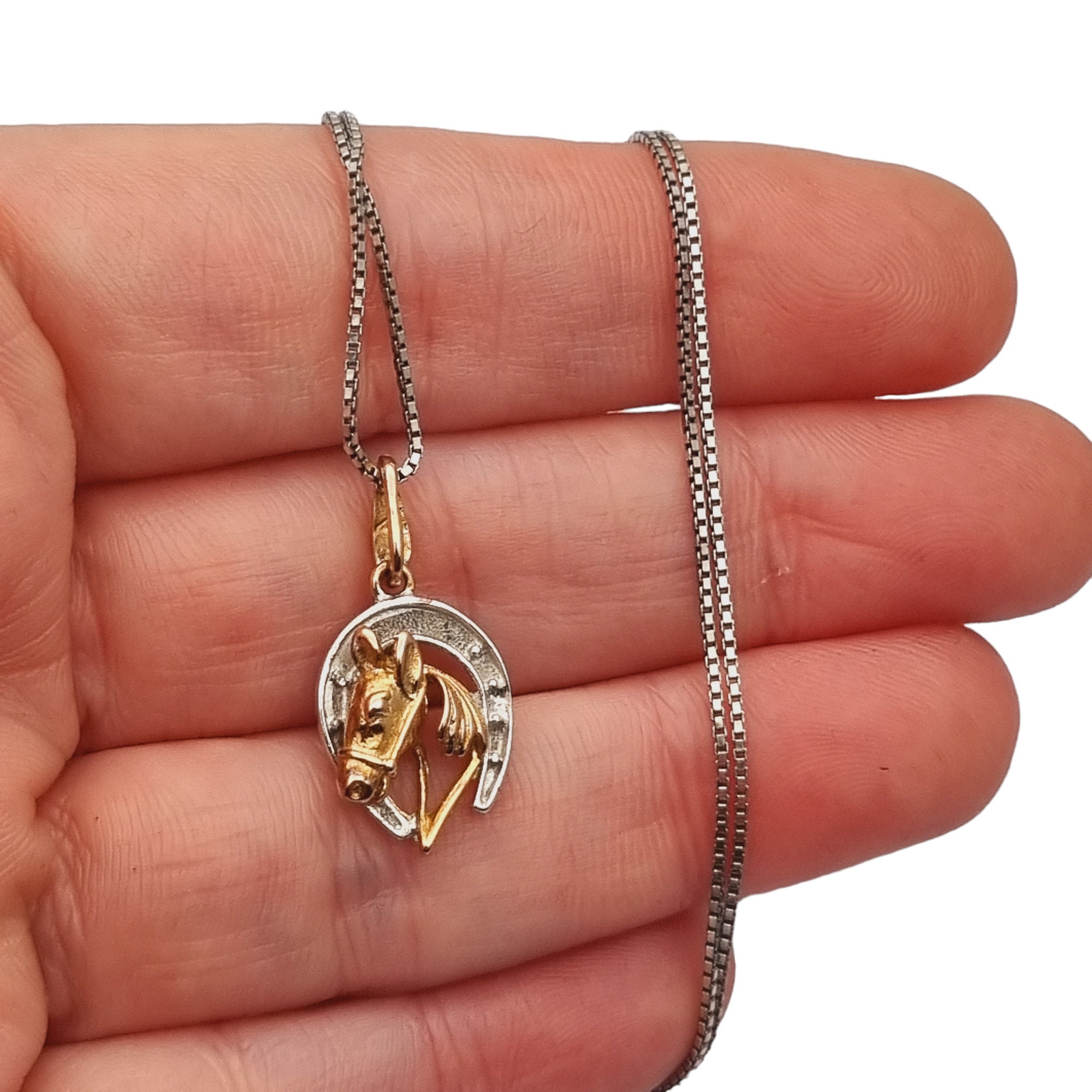 925 シルバーチェーン付きのシルバーとゴールドの馬と馬蹄のペンダント
