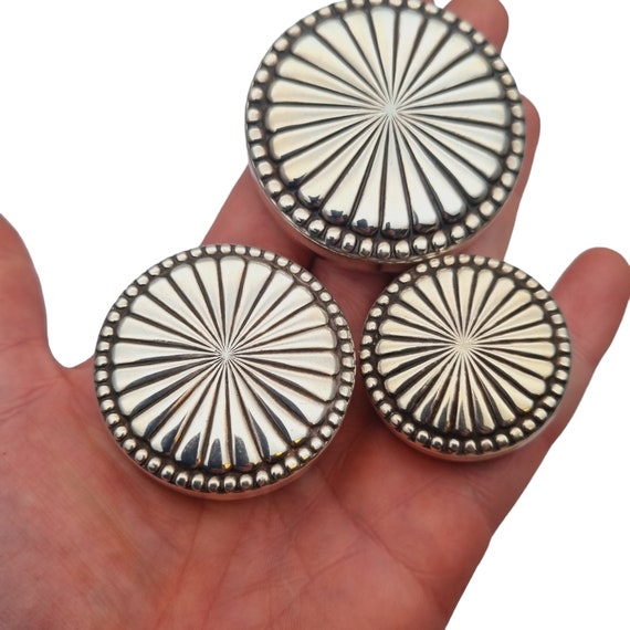 Set of three round silver boxes with exquisite pu… - image 6