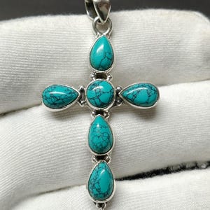 Handgemaakte turquoise kruishanger: sterlingzilveren ketting