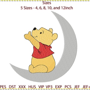 Puede incluir: Diseño de bordado de Winnie the Pooh con Winnie the Pooh mirando una luna creciente. El diseño está disponible en cinco tamaños: 4, 6, 8, 10 y 12 pulgadas.