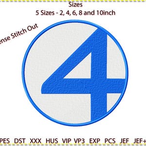 Può includere: Un numero 4 blu all'interno di un cerchio bianco con un bordo blu. Il testo include "Dense Stitch Out" e "5 Taglie - 2, 4, 6, 8 e 10 pollici". Il design è per il ricamo, con misure da 5.08 cm a 25.4 cm.