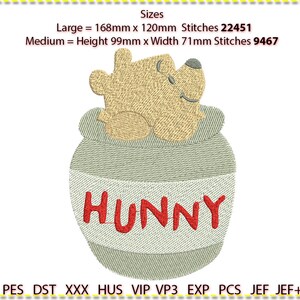Può includere: Un orso beige seduto su un barattolo di miele verde e bianco con la parola "HUNNY" in lettere rosse. L'immagine include il testo "Sizes: Large = 168mm x 120mm Stitches 22451 Medium = Height 99mm x Width 71mm Stitches 9467 PES DST XXX HUS VIP VP3 EXP PCS JEF JEF+"