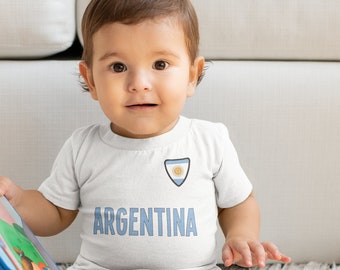 BEBÉ o niños ARGENTINA Camiseta de fútbol, nombre y bandera Insignia de pecho Algodón orgánico, niños niñas regalo sostenible