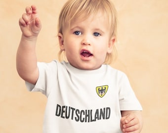 BABY oder Kinder DEUTSCHLAND Fußball T-Shirt, Name & Fahne Brustabzeichen Bio-Baumwolle, Jungen Mädchen Nachhaltiges Geschenk