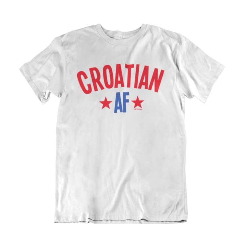 以下が含まれることがあります： 赤い文字で「CROATIAN AF」と書かれた白いTシャツ。AFの両側に赤い星が2つ、青いAFがあります。