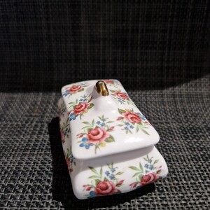Caixa de porcelana fina vintage com tampa, estampa floral de rosas cor-de-rosa (Não me esqueças), formato retangular, para penteadeira, porta-anéis, com ponteira dourada. Inglaterra.