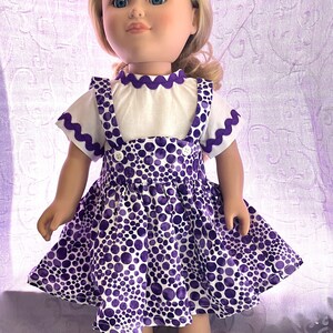 Retro lila und weißer geraffter Rock mit weißer Bluse.  18&quot; Modepuppen, Puppenkleidung