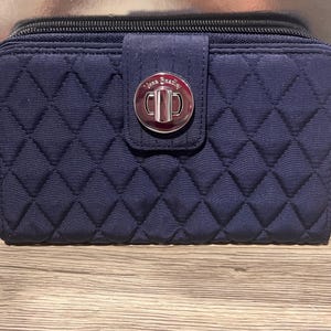 Cartera organizadora con cierre giratorio Vera Bradley de microfibra azul marino clásica