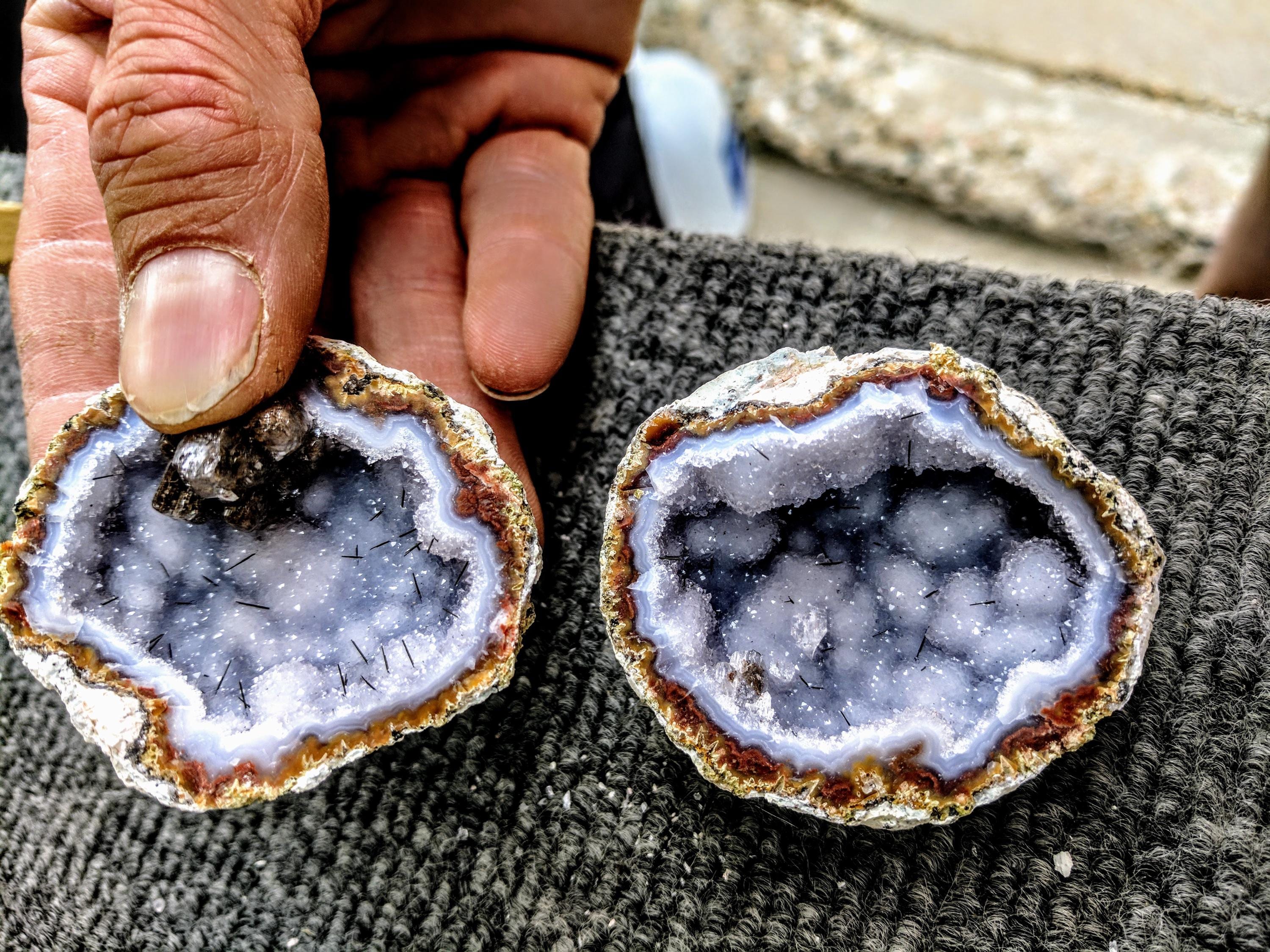 メキシコ産の天然ジオード（ご自身で割ってください）中空であることを