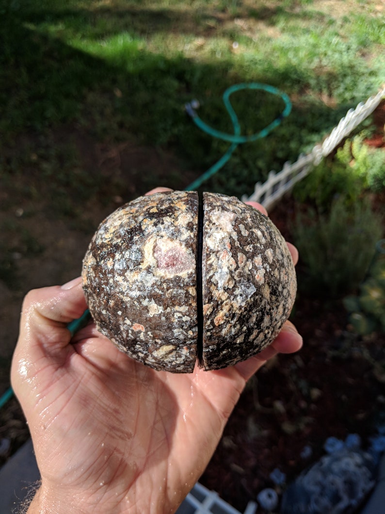 Pre-scored crack your own geode