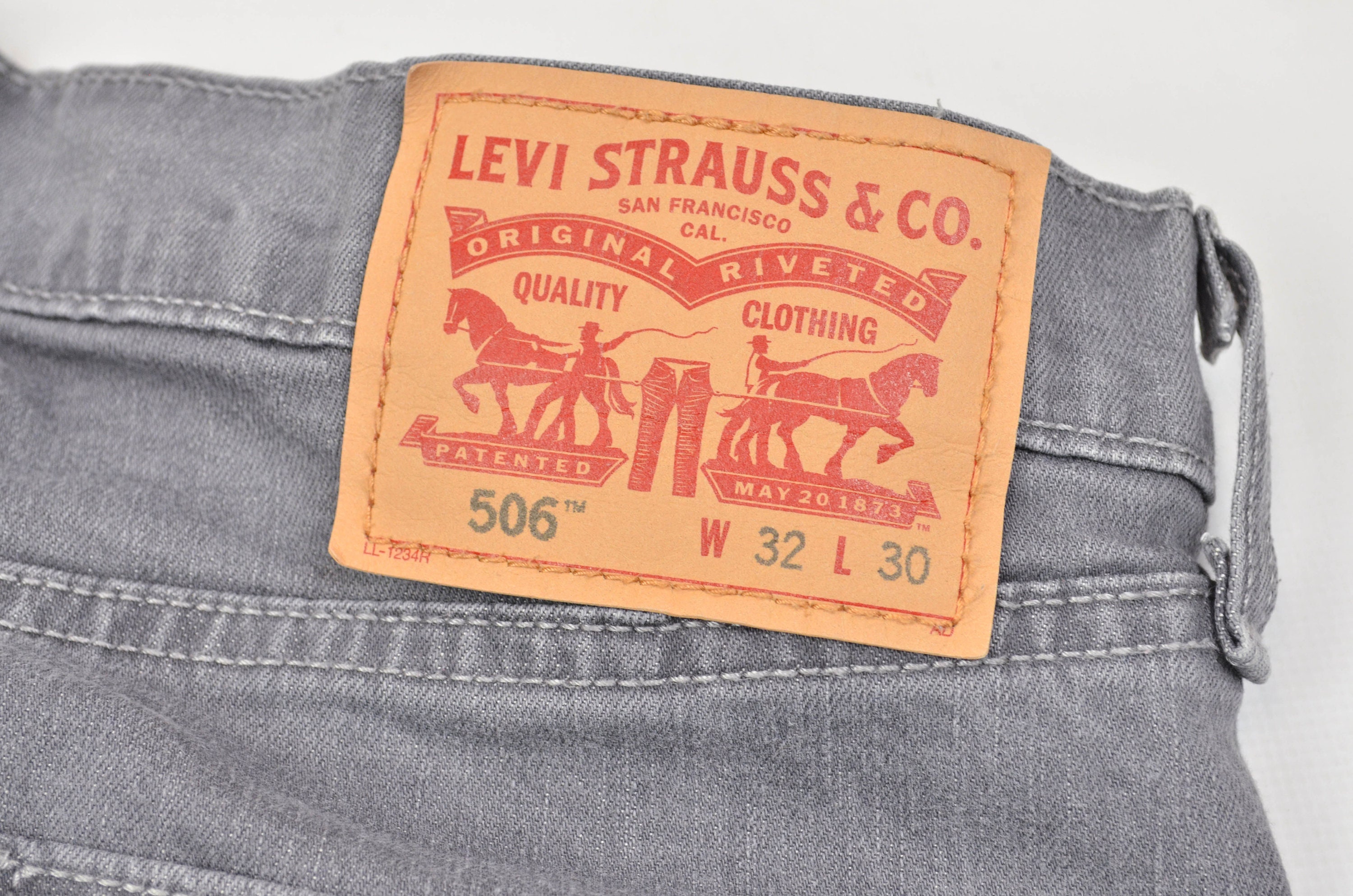 Левис песни. Левис песни. Джинсы левис 530. Levis red tab 32006. Левис песни.