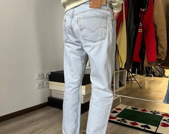 Jean Levis 501 USA fabriqué vintage des années 90 pour homme en denim bleu clair effet vieilli, taille W 36