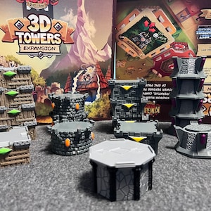 Könnte beinhalten: Ein Satz 3D-Turm-Erweiterungsstücke für das Brettspiel Kingdom Rush: Rift in Time. Die Teile sind aus Kunststoff und in verschiedenen Grautönen, Braun- und Lilatönen bemalt. Die Teile sind so konzipiert, dass sie in Verbindung mit dem Grundspiel verwendet werden können, um ein herausfordernderes und abwechslungsreicheres Gameplay zu schaffen.