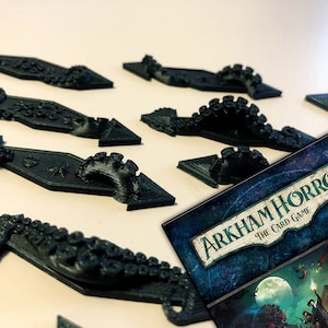 Puede incluir: Ocho fichas de flecha de color verde oscuro impresas en 3D con un diseño de pulpo. Las fichas son para el juego de mesa Arkham Horror: The Card Game.