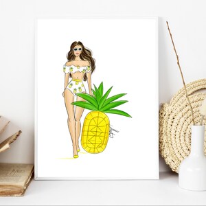 Könnte beinhalten: Gerahmte Illustration einer Frau in einem Bikini mit Ananas-Print und Sonnenbrille, neben einer großen gelben Ananas. Das Kunstwerk hat einen Modeillustrationsstil mit hellen Farben und einem sommerlichen Thema.