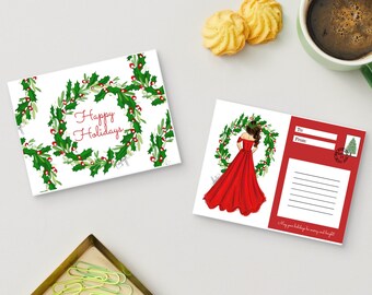 Puede incluir: Dos tarjetas de felicitación navideñas. Una tarjeta presenta una corona de acebo verde y bayas rojas con las palabras "Happy Holidays". La otra tarjeta muestra a una mujer con un vestido rojo, también con una corona de acebo.