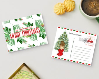 Puede incluir: Dos postales navideñas. Una presenta un diseño festivo con las palabras "Merry Christmas" y "And a Happy New Year" en rojo. La otra muestra un árbol de Navidad y una mujer con un lazo rojo. También se ven una taza verde y galletas.
