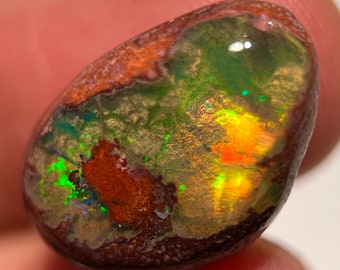 Green Opal , Cantera Opal, AAA Grade Quality Collection. 22x14x9 mm 14.90 carats.