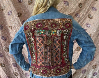 Jaqueta jeans boho com detalhes renovados