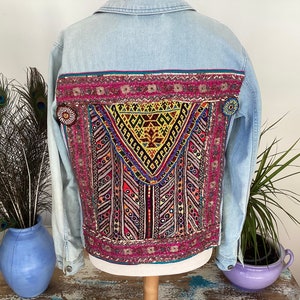 Chaqueta de mezclilla boho embellecida