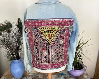Jaqueta jeans boho decorada