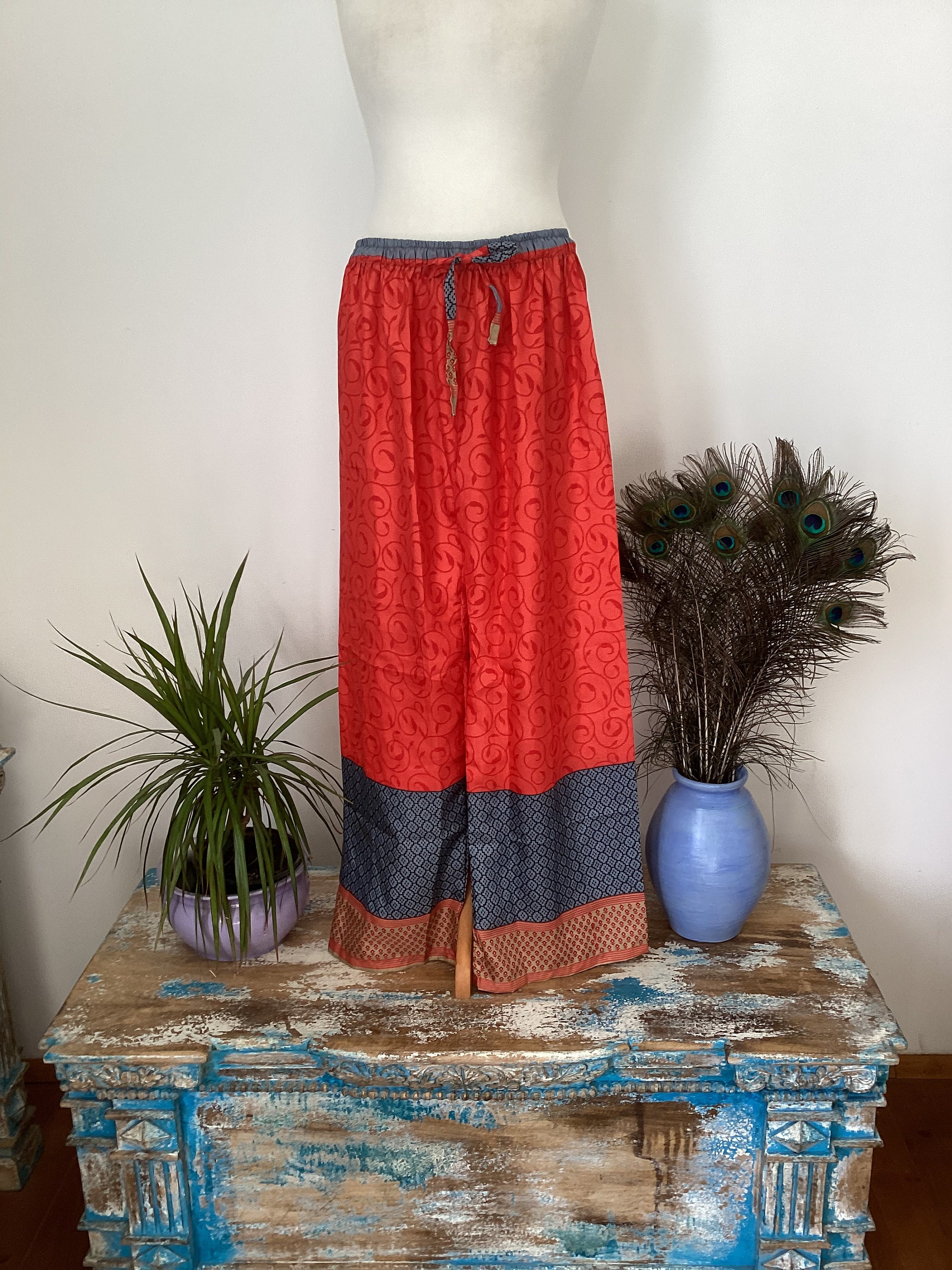 Red silk trousers -  España