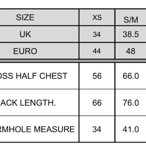 Op de afbeelding: Een maattabel met afmetingen in centimeters. De tabel toont maten van XS tot 2XL/3XL, met UK- en Euro-equivalenten. Belangrijke afmetingen zijn onder meer de halve borstomvang, de ruglengte en de halve mouwgatmeting.