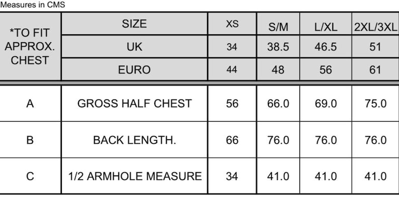 Op de afbeelding: Een maattabel met afmetingen in centimeters. De tabel toont maten van XS tot 2XL/3XL, met UK- en Euro-equivalenten. Belangrijke afmetingen zijn onder meer de halve borstomvang, de ruglengte en de halve mouwgatmeting.