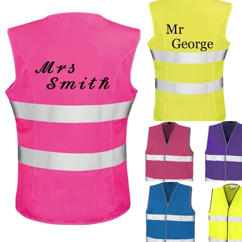 Op de afbeelding: Veiligheidsvesten in diverse kleuren: roze, geel, blauw, paars en rood. Op het roze vest staat "Mrs Smith", op het gele vest "Mr George". Elk vest heeft twee reflecterende zilveren strepen voor extra zichtbaarheid.