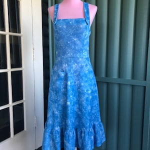 Vestido estilo delantal con falda plana y sol azul claro vintage de los años 70, talla pequeña