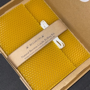 Puede incluir: Una caja de cartón marrón con una lámina de cera de abeja en forma de panal amarillo en su interior. La caja está etiquetada con el texto "&BS Craft Gifts & Natural Beeswax Candle Rolling Kit https://www.etsy.com/shop/BSCraftGifts".