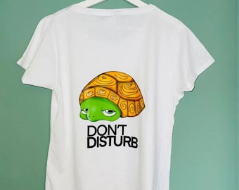Lustiges Schildkröten-T-Shirt „Bitte nicht stören“ (DTF-Aufdruck) – Perfekt für Geburtstage, beste Freundinnen und lustige Momente – Damen-Baumwoll-T-Shirt