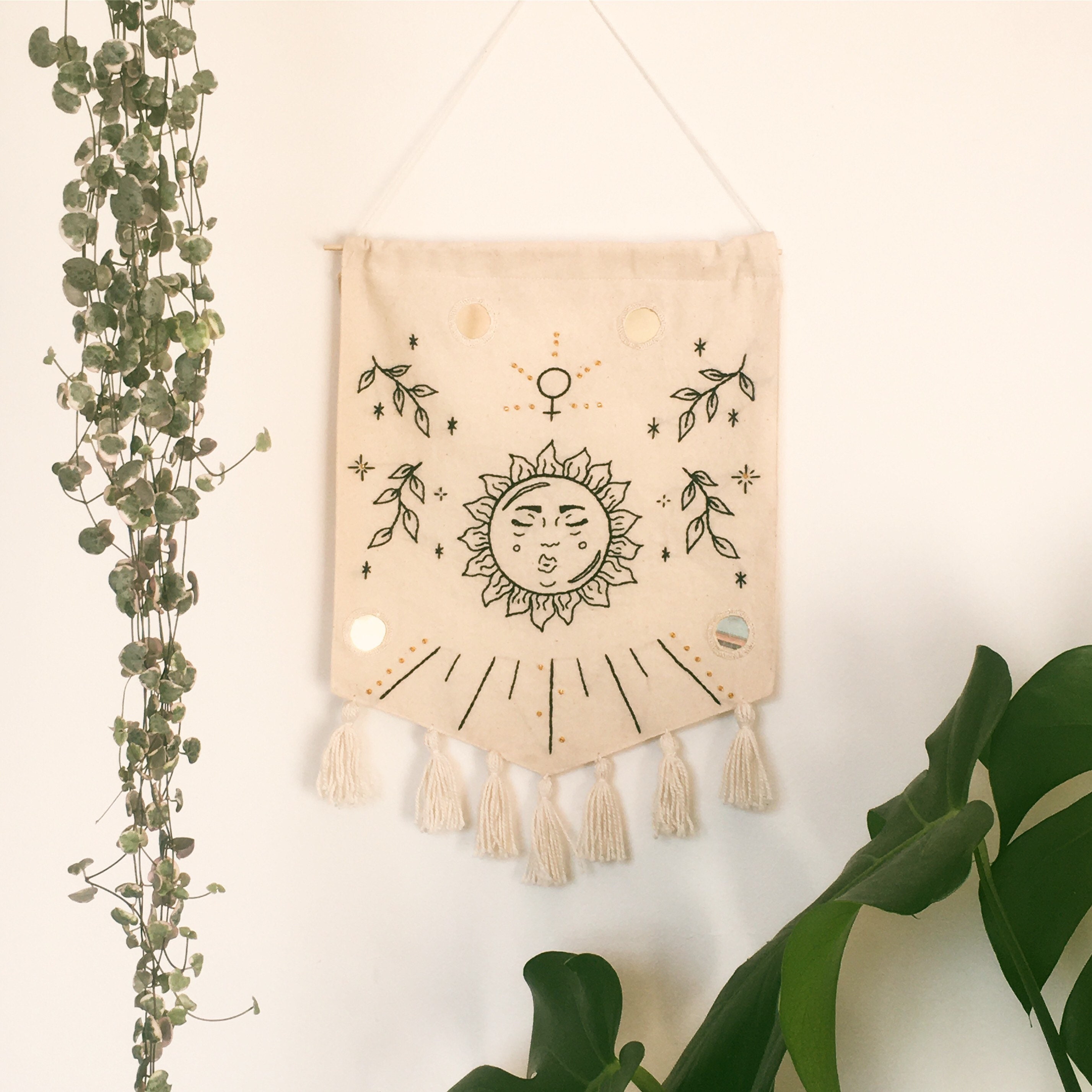 Sun Hand Broded Wall Hanging/Celestial Sun Hippie Boho Tapestry - Unique en Son Genre