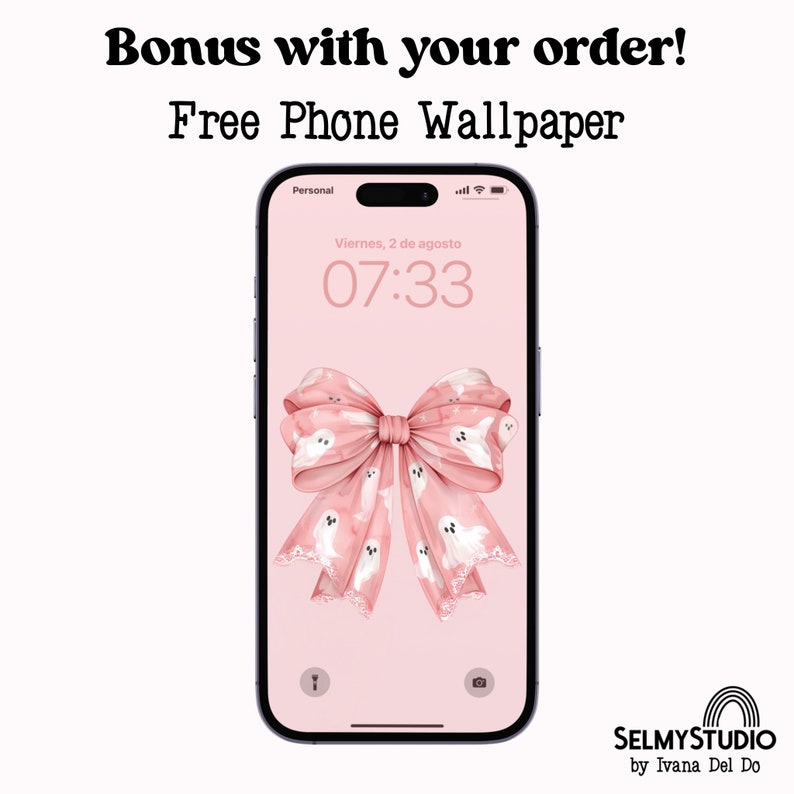 May include: A pink iPhone screen with a ghost-patterned bow and the time 07:33 displayed. The text "Viernes, 2 de agosto" is also visible on the screen.