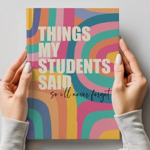 Peut inclure: Un carnet coloré avec un motif arc-en-ciel et le texte "Things My Students Said so I'll Never Forget".