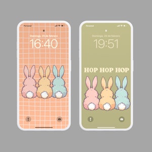 Könnte beinhalten: Zwei Handy-Bildschirm-Mockups mit unterschiedlichen Hintergründen. Das erste Handy hat einen pfirsichfarbenen Hintergrund mit einem Gittermuster und drei pastellfarbenen Hasen. Das zweite Handy hat einen grünen Hintergrund mit drei pastellfarbenen Hasen und dem Text "HOP HOP HOP".