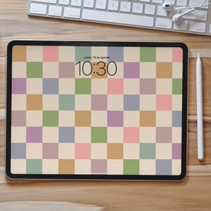 May include: A digital tablet with a checkered pattern wallpaper in shades of pink, green, purple, and brown. The time is displayed as 10:30 with the date "Lunes, 19 de agosto" in Spanish.