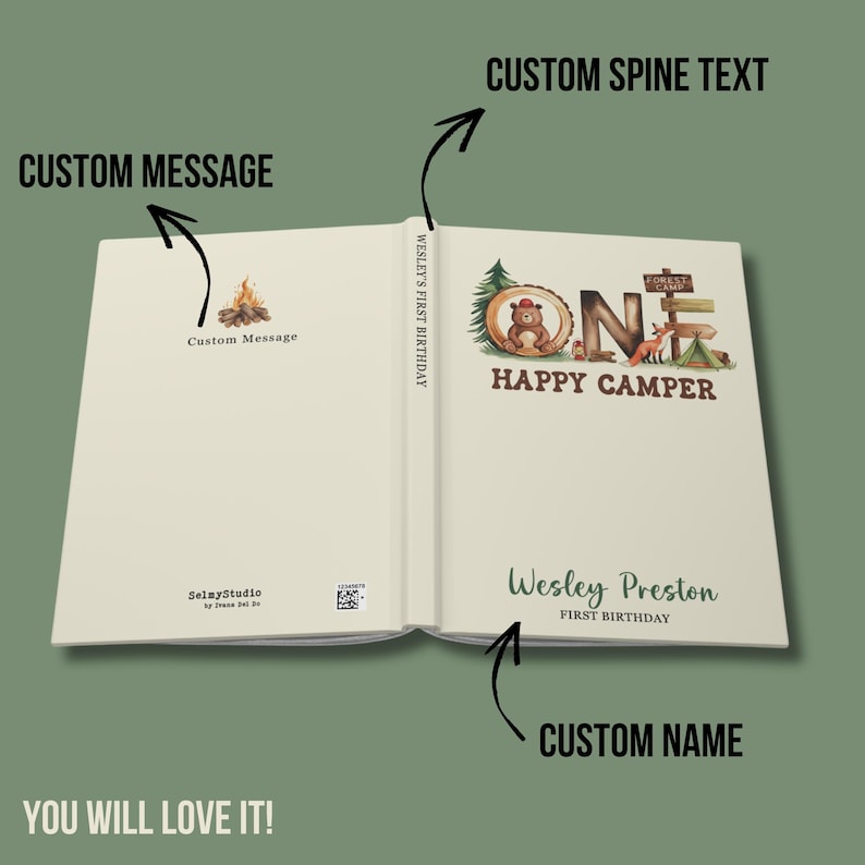 Puede incluir: Una portada de libro personalizada con un tema de bosque. La portada presenta un oso, un zorro y una tienda de campa&ntilde;a con la palabra "ONE" en el centro. El texto "Happy Camper" est&aacute; debajo de la imagen. El lomo del libro dice "Wesley's First Birthday". La contraportada tiene el nombre "Wesley Preston" y el texto "First Birthday".