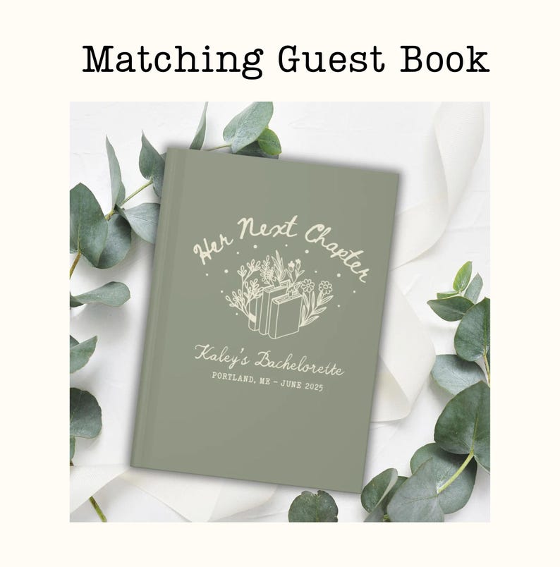 Op de afbeelding: Saliegroen gastenboek met de tekst "Her Next Chapter" en "Kaley's Bachelorette, Portland, ME - June 2025". De cover heeft een bloemen- en boekillustratie in wit. De woorden "Matching Guest Book" staan bovenaan.