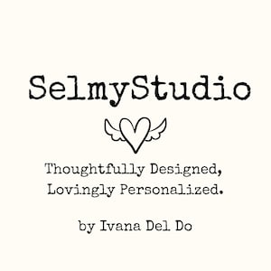 Op de afbeelding: De afbeelding toont de tekst "SelmyStudio" in een vetgedrukte lettertype in typemachinestijl, met een hart- en vleugelafbeelding. Daaronder staat "Thoughtfully Designed, Lovingly Personalized." De tekst "by Ivana Del Do" staat onderaan.