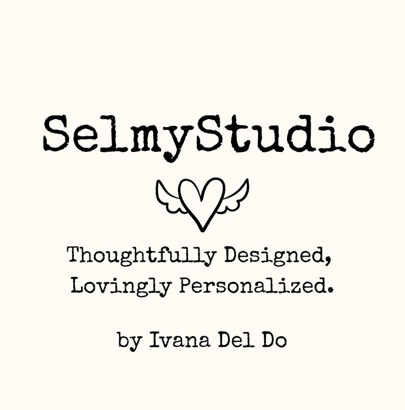 Op de afbeelding: De afbeelding toont de tekst "SelmyStudio" in een vetgedrukte lettertype in typemachinestijl, met een hart- en vleugelafbeelding. Daaronder staat "Thoughtfully Designed, Lovingly Personalized." De tekst "by Ivana Del Do" staat onderaan.