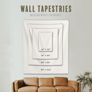 Op de afbeelding: Witte wandtapijten in verschillende maten worden getoond, met afmetingen in inches. De maten zijn 26" x 36", 50" x 60", 68" x 80" en 88" x 104". De tekst "WALL TAPESTRIES" staat bovenaan.