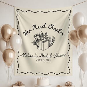 Op de afbeelding: Een cr&egrave;mekleurige banner met zwarte tekst en een decoratieve rand. De banner leest "Her Next Chapter" boven een bloemen- en boekenillustratie, en "Melissa's Bridal Shower, June 19, 2025" eronder. Ballonnen in goud, wit en transparant versieren de sc&egrave;ne.