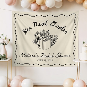 Op de afbeelding: Cr&egrave;mekleurige banner met zwarte tekst en rand. De banner leest "Her Next Chapter" boven "Melissa's Bridal Shower" en de datum "June 19, 2025". Een bloemen- en boekillustratie staat in het midden. Ballonnen en een taart op de achtergrond.