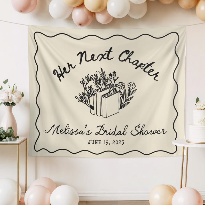 Op de afbeelding: Cr&egrave;mekleurige banner met zwarte tekst en rand. De banner leest "Her Next Chapter" boven "Melissa's Bridal Shower" en de datum "June 19, 2025". Een bloemen- en boekillustratie staat in het midden. Ballonnen en een taart op de achtergrond.