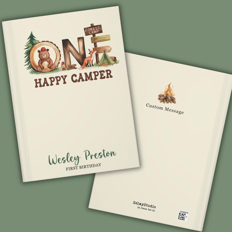 Puede incluir: Un libro de color crema con una ilustraci&oacute;n de acuarela de la palabra "ONE" con un oso, un zorro y una tienda de campa&ntilde;a. El texto "Happy Camper" est&aacute; debajo de la ilustraci&oacute;n. El texto "Wesley Preston Primer Cumplea&ntilde;os" est&aacute; en la parte inferior del libro. La parte posterior del libro tiene una ilustraci&oacute;n de una fogata y el texto "Mensaje personalizado".
