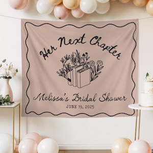 Op de afbeelding: Een blush-kleurige achtergrond voor een bruidsdouche met zwarte tekst en een decoratieve rand. De tekst luidt "Her Next Chapter" boven "Melissa's Bridal Shower" en de datum, 19 juni 2025. Het ontwerp bevat bloemen- en boekillustraties.