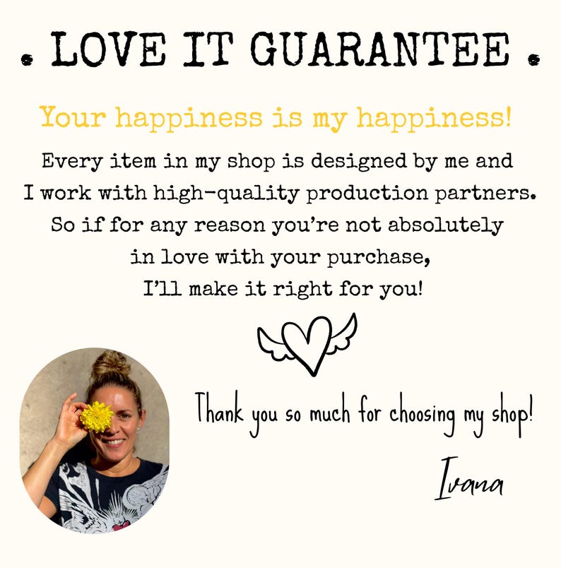 Pu&ograve; includere: Testo su sfondo color crema: "LOVE IT GUARANTEE" e "La tua felicit&agrave; &egrave; la mia felicit&agrave;!" Una donna tiene in mano un fiore giallo. Il testo dice anche: "Grazie mille per aver scelto il mio negozio!" ed &egrave; firmato "Ivana".