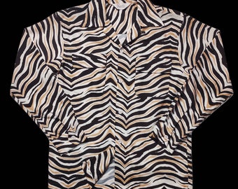 Pode incluir: Uma camisa de manga comprida com botões e estampa de zebra em preto e marrom.
